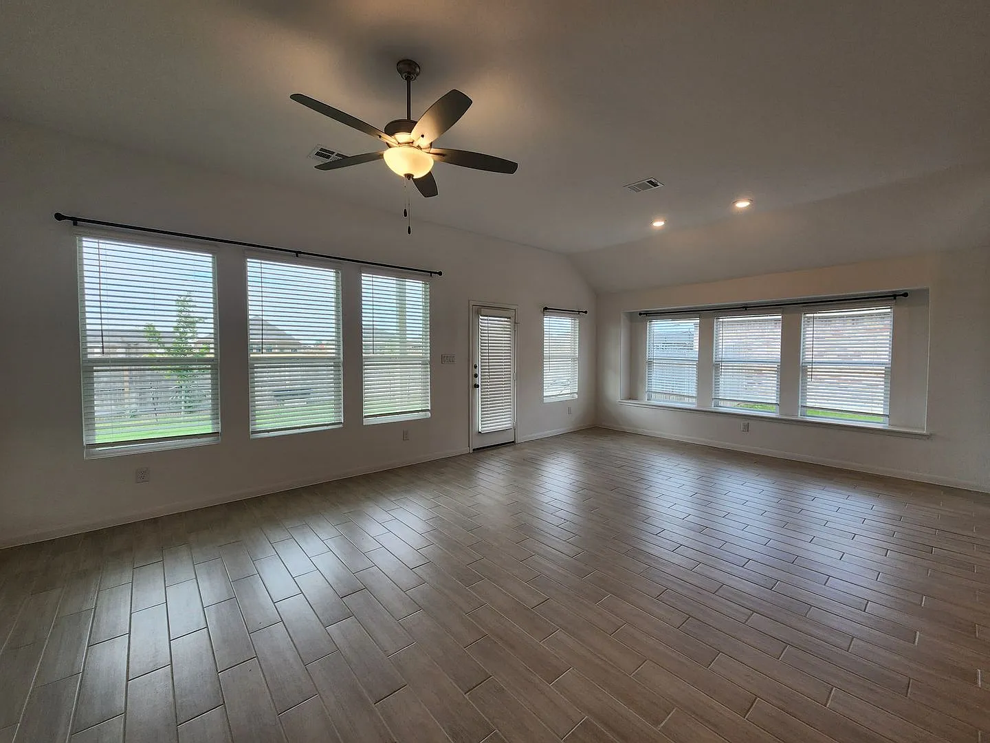 Navarro Ranch 4/3/2 with a Bonus Room / Fridge Included/ Covered Patio / Fenced in Yard / Navarro... — Photo 3