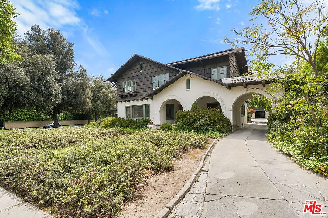 4 bed, 4.0 bath, 4441 sqft, $40,000 — Photo 2