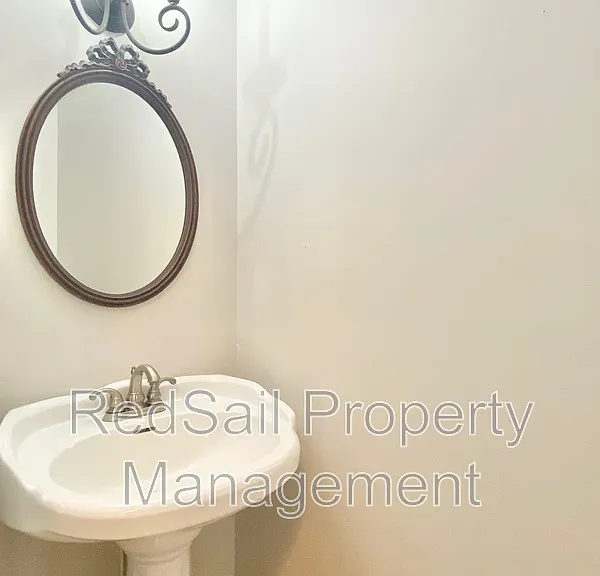 102 Thunderbird Ln — Photo 5
