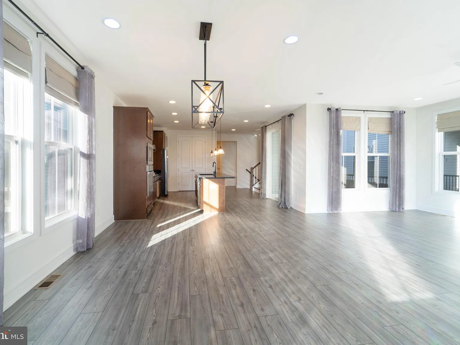 4 bed, 3.5 bath, 3634 sqft, $4,500 — Photo 3