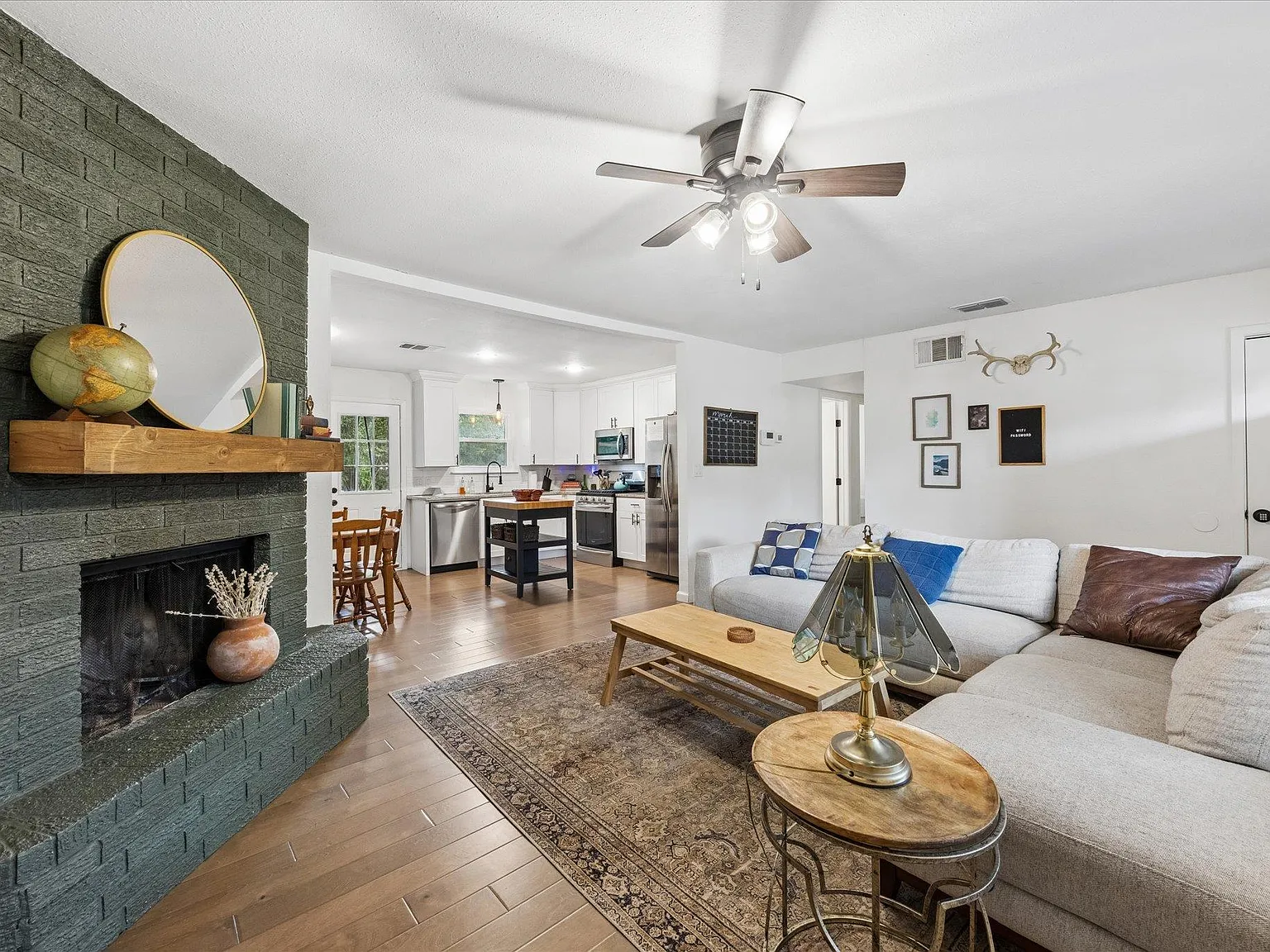 3 bed, 1.5 bath, 1274 sqft, $2,500 — Photo 3