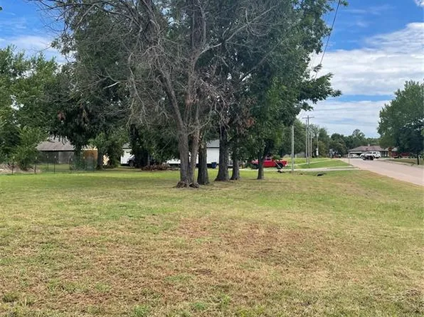 820 W Locust St #10-11-12, Tecumseh, OK 74873