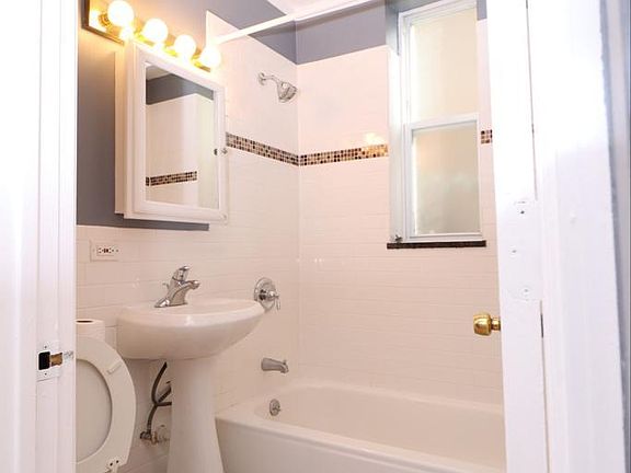 4th image of 2316 W Melrose St #1