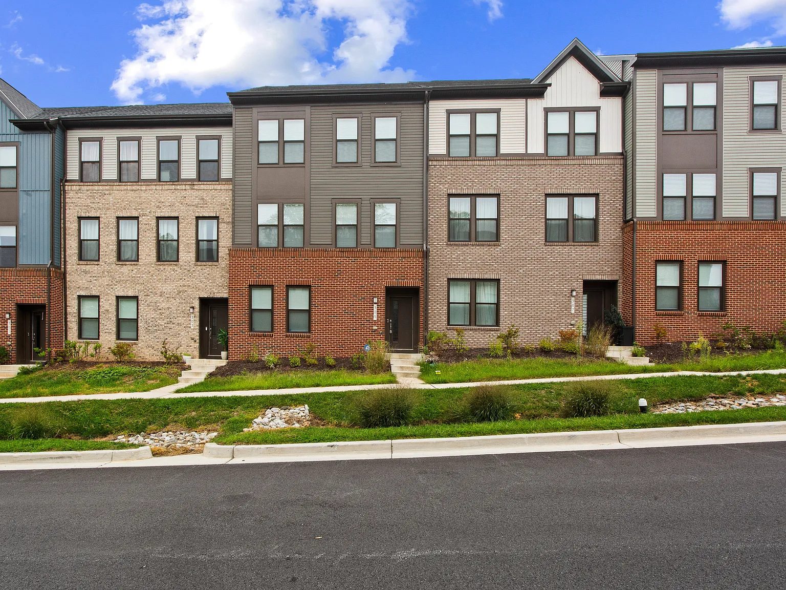 5 bed, 2.5 bath, 2789 sqft, $3,850 — Photo 1
