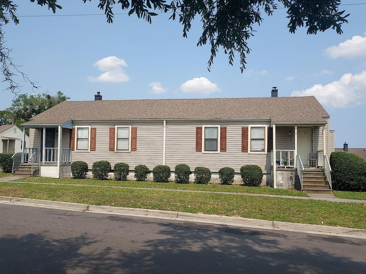 Lakeside Villas Apartments — Photo 2