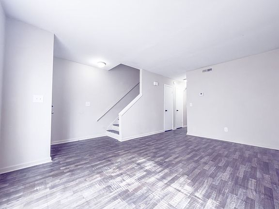 5th image of 128 Langley Dr