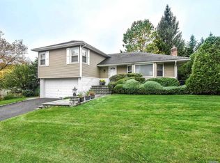 2 White Oak Dr, Port Washington, NY 11050