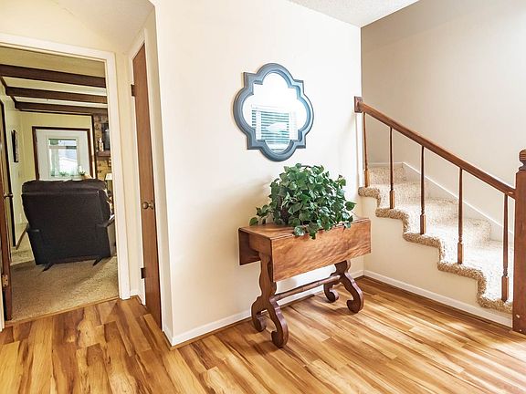 3rd image of 184 NW White Oak Gln