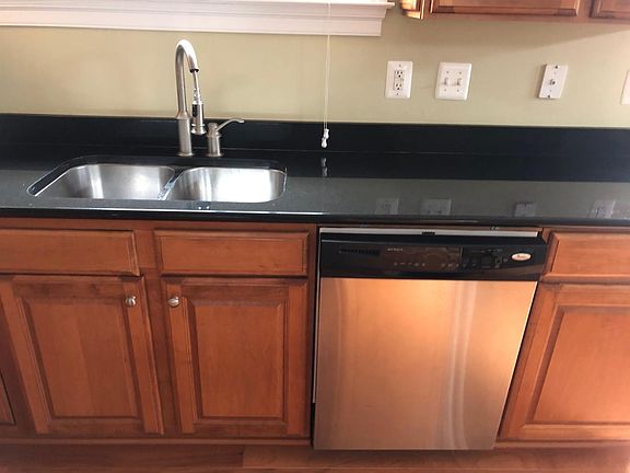 kitchen sink/garbage disposal/dish washer