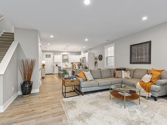 3rd image of 120 Kewatin Ct