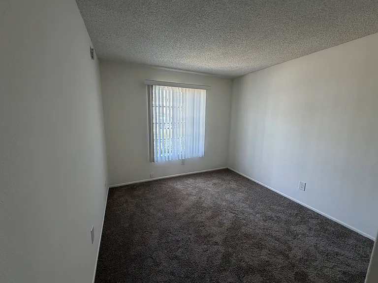 Versailles on the Lake Apartments — Photo 123