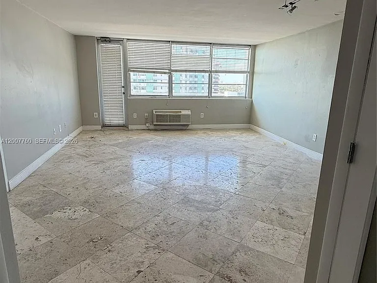 5313 Collins Ave #1110 — Photo 2