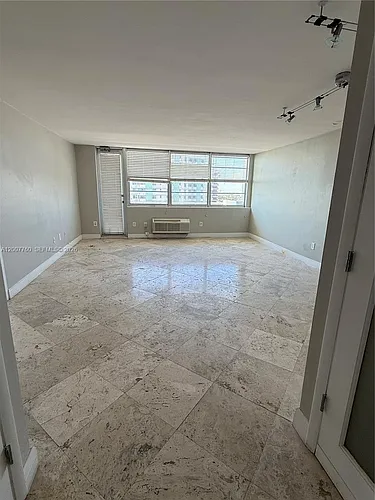 5313 Collins Ave #1110 Photo 1