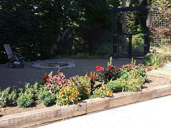 Apt firepit, backyard gate