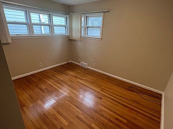 5th image of 576 Bennaville Ave