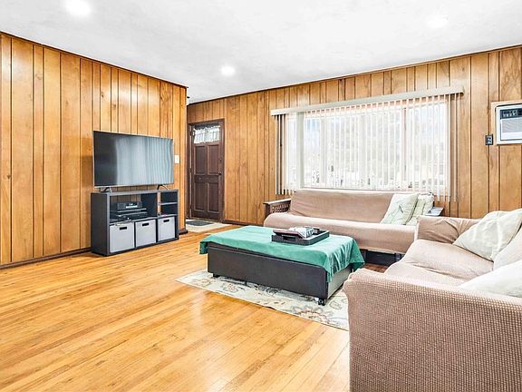 5th image of 1097 Carll Drive