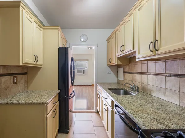 9 Fordham Hill Oval image 3 of 9