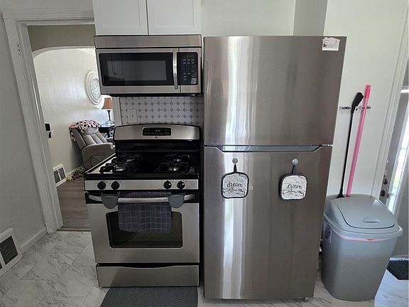 5th image of 13445 Wainstead Ave