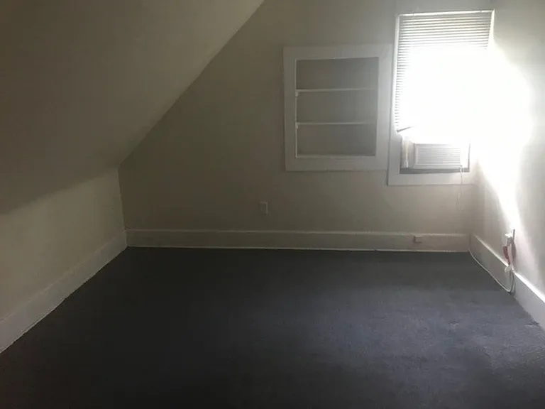 702 E Green St — Photo 5