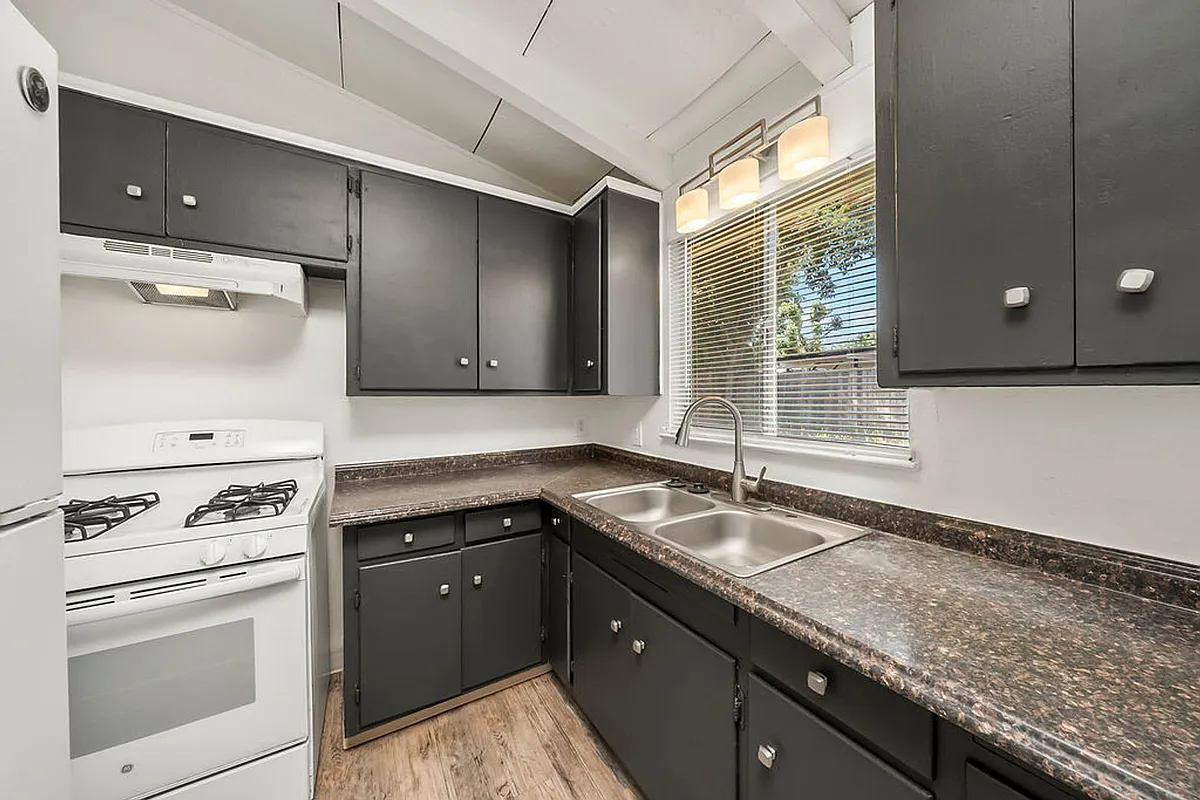 Building Photo - 5625 San Vincente Way