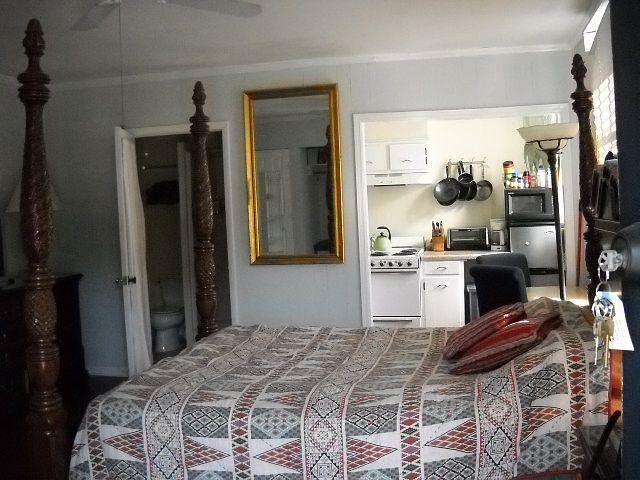 2nd image of 115 W Perry Ln
