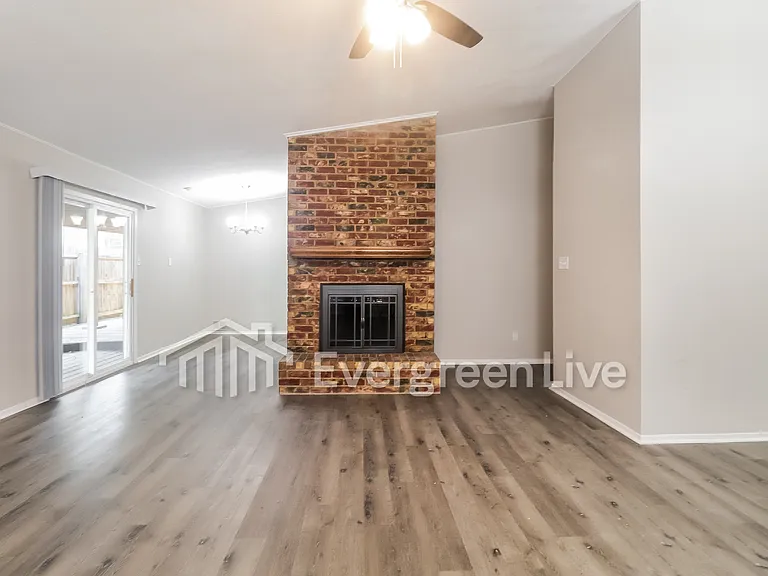 2404 Heathercrest Dr — Photo 4