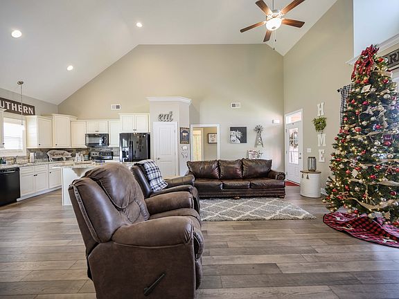 4th image of 624 Laurel Ln