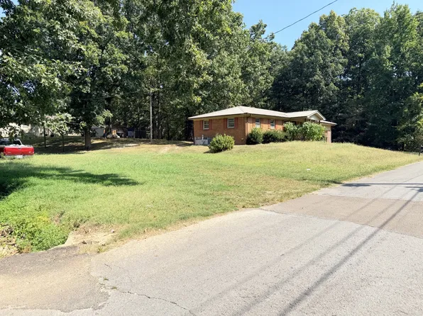 106 E James St, Collinwood, TN 38450