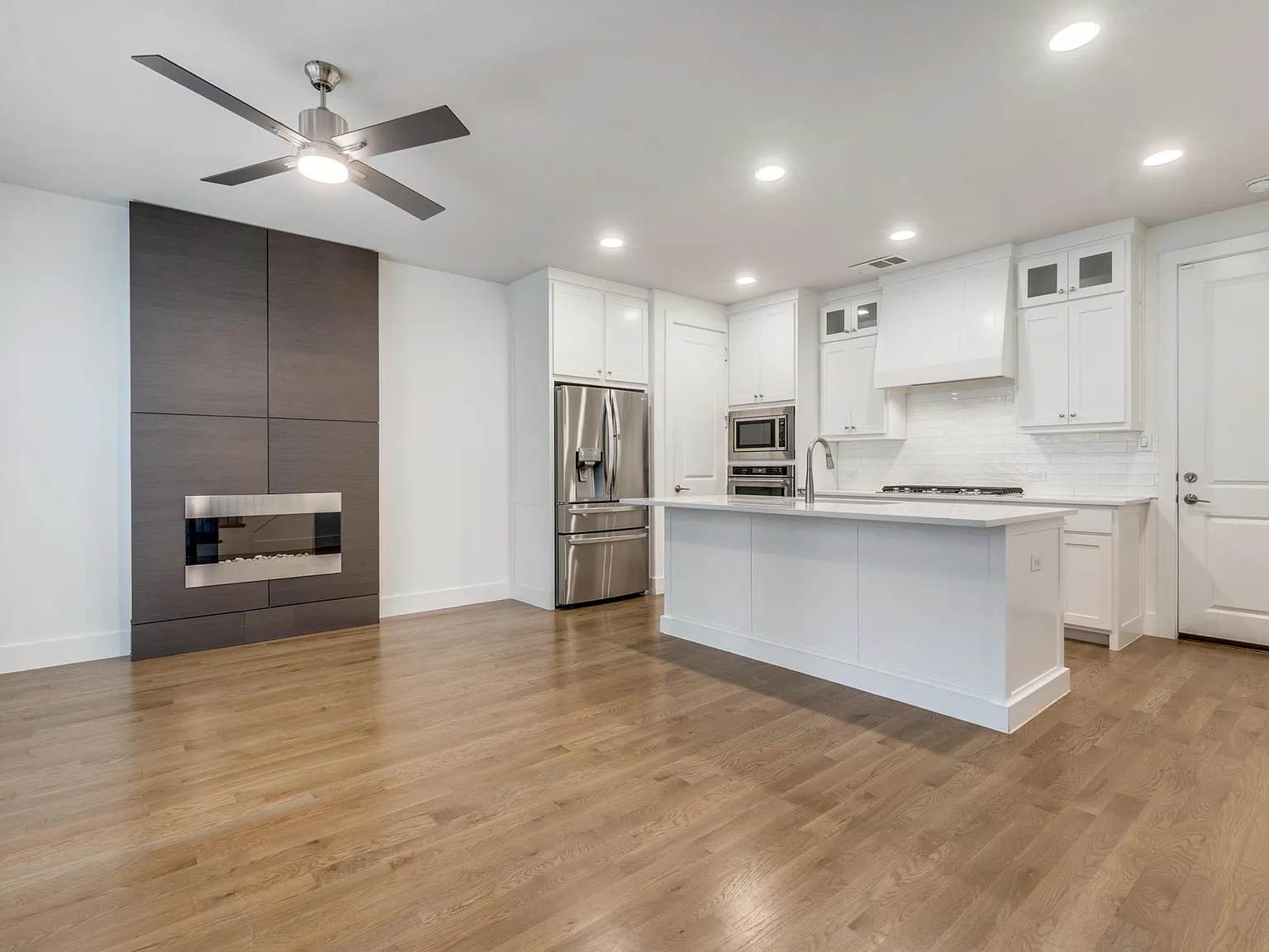 3 bed, 3.5 bath, 1895 sqft, $3,750 — Photo 2