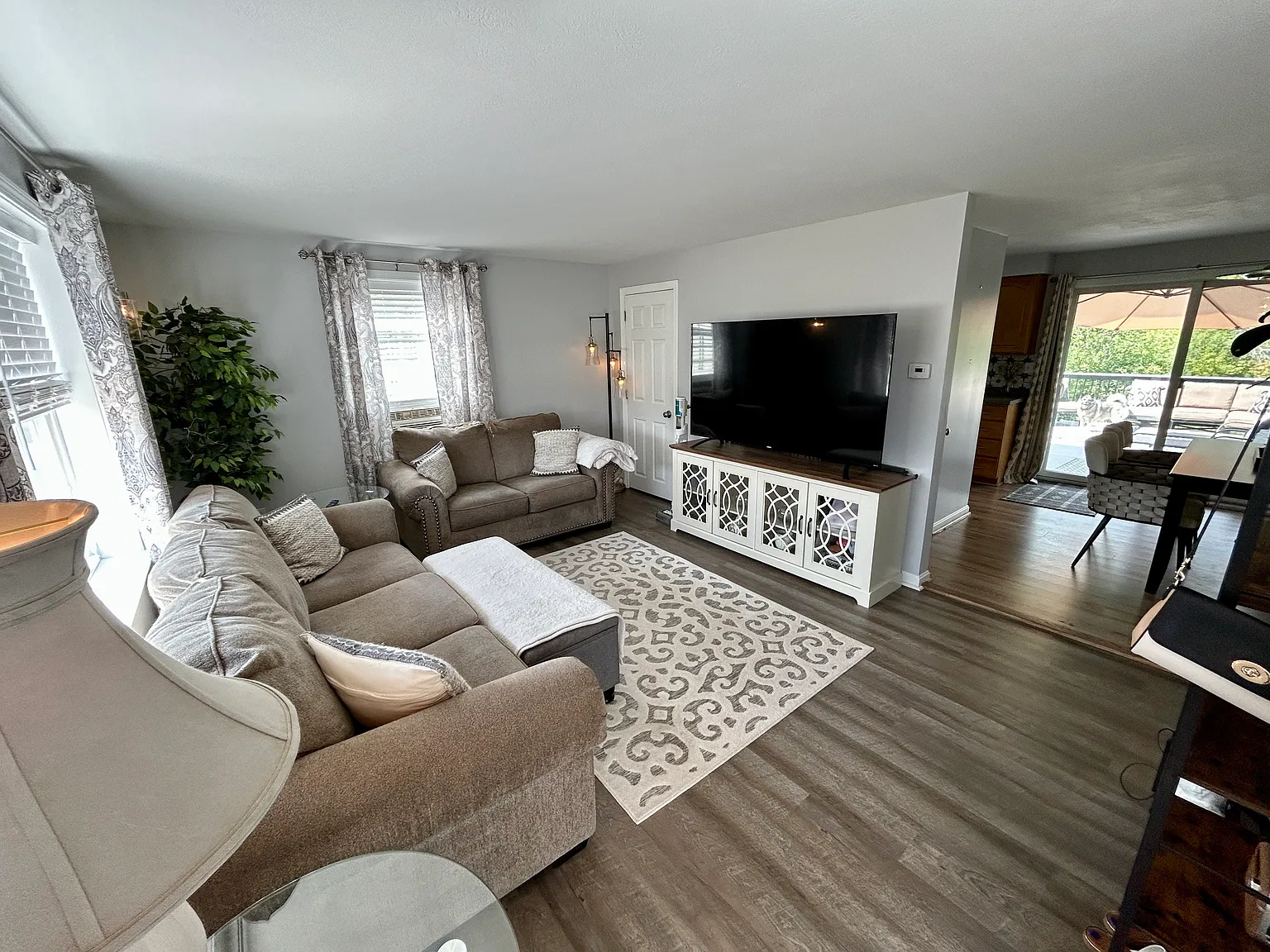 3 bed, 1.5 bath, 1150 sqft, $2,400 — Photo 2