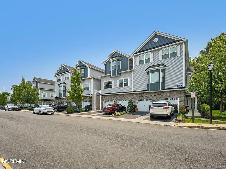 16 Emily Ct — Photo 2