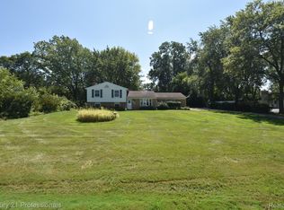 2401 W Wattles Rd, Troy, MI 48098