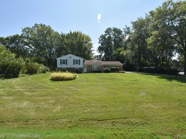 2401 W Wattles Rd, Troy, MI 48098
