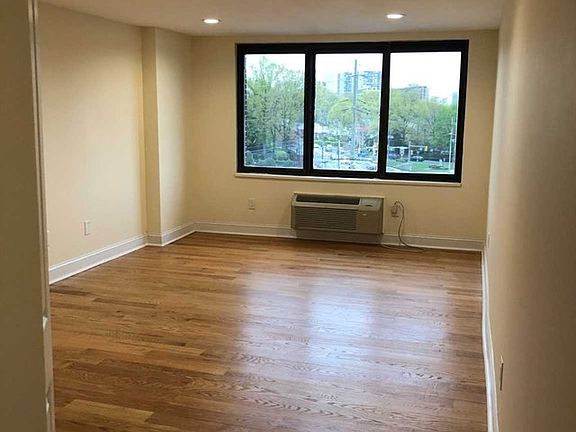 3rd image of 825 Palisade Ave APT D1