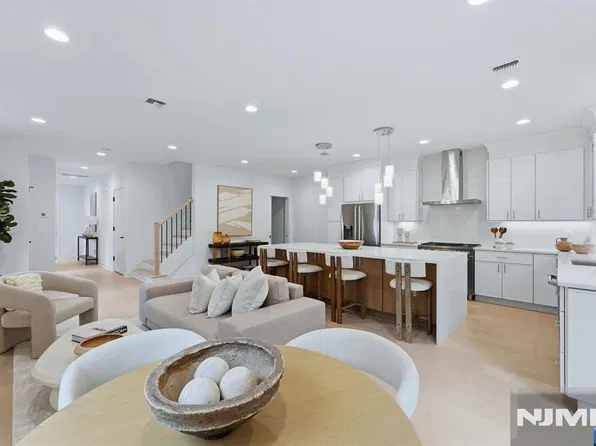 17 Fey Place, Oradell, NJ 07649