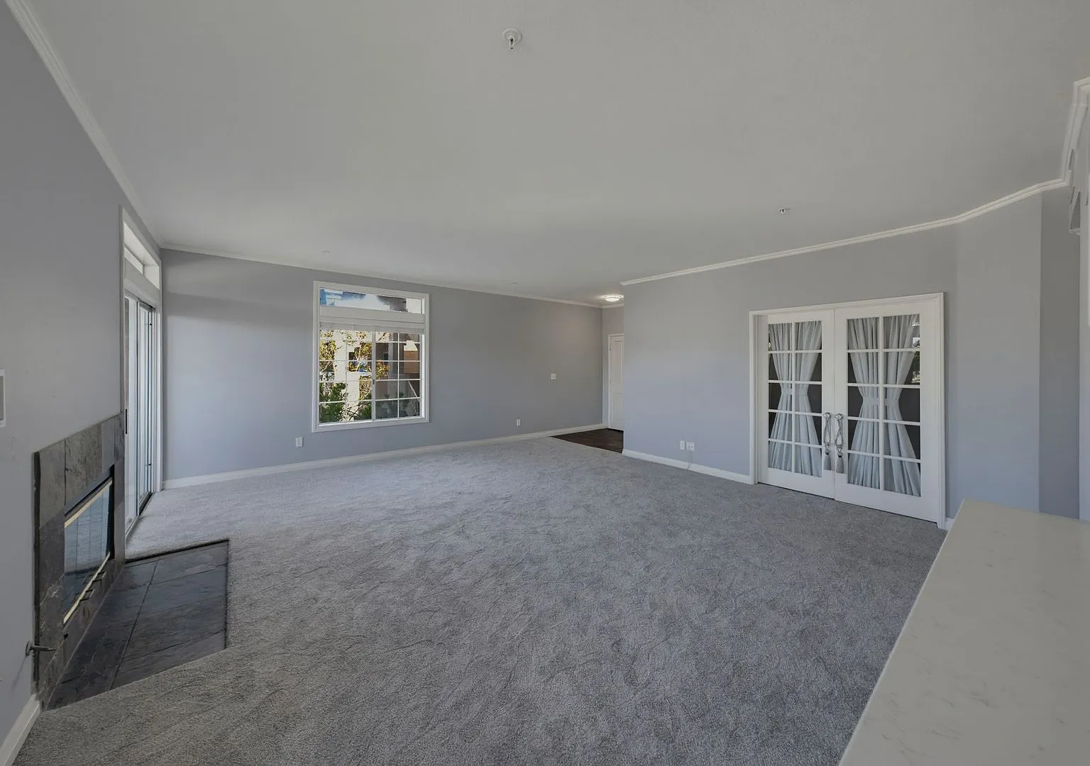 3 bedroom, 2 bath Huntington Harbour — Photo 2