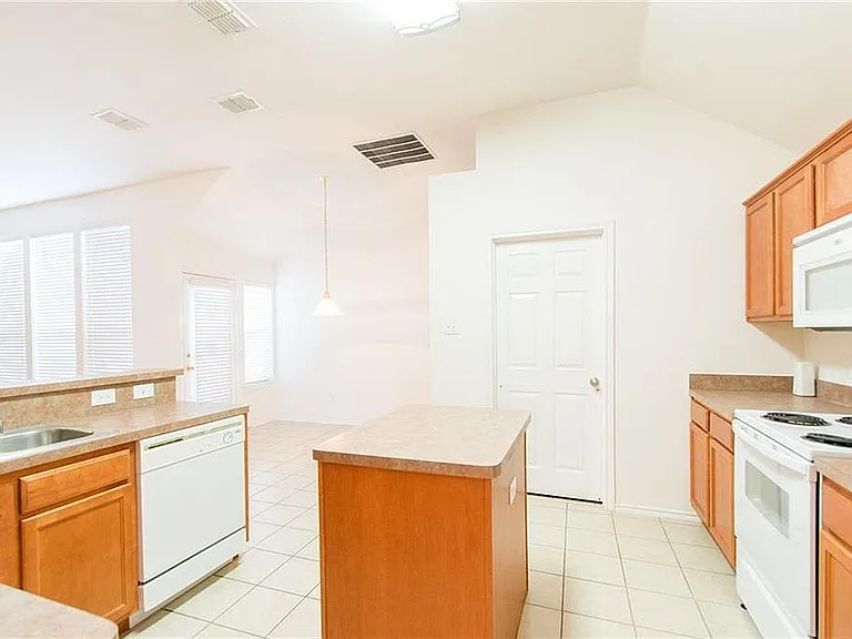 234 Silvercreek Dr — Photo 9