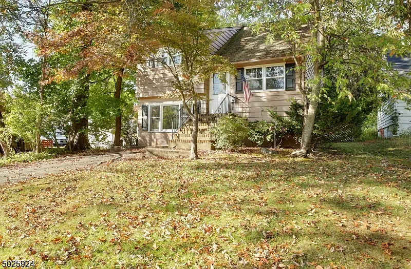145 River Dr photo 1