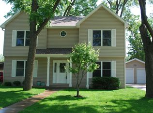 303 3rd St, Wheeling, IL 60090