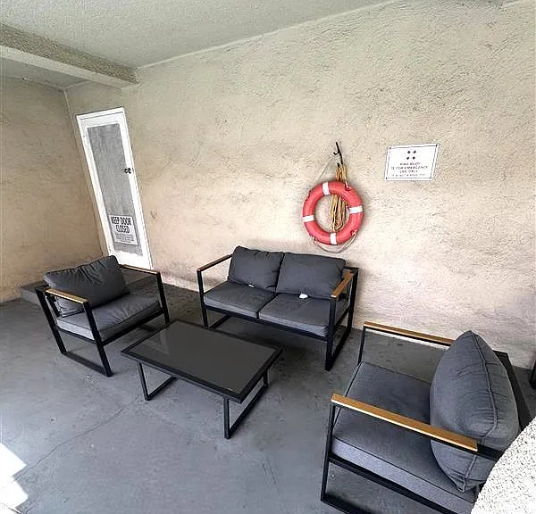 410 S Alexandria Ave — Photo 20