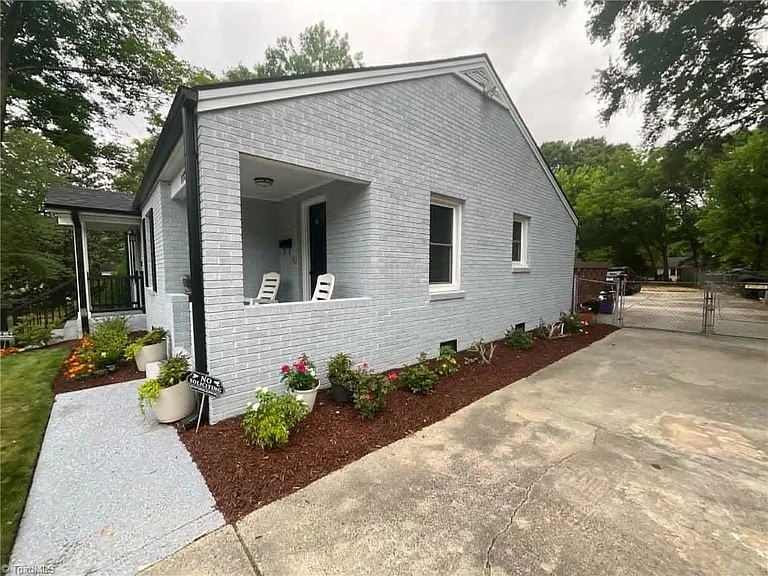 1712 N Mebane St — Photo 5
