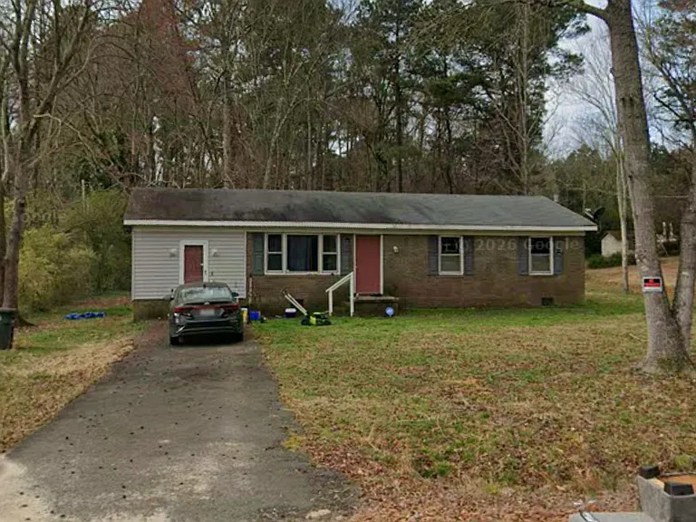 319 Lakeview Dr — Photo 1