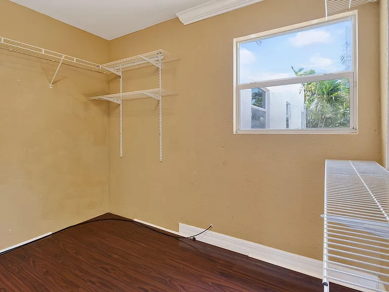 1005 Selkirk St — Photo 9