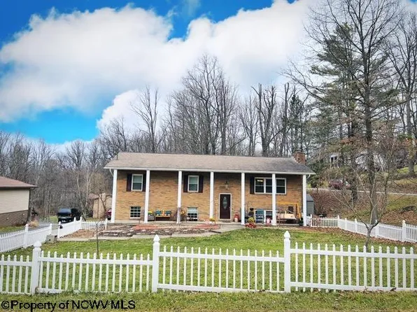 878 Shaffer Ln, Morgantown, WV 26508