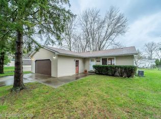 469 Springle Dr, Waterford, MI 48327