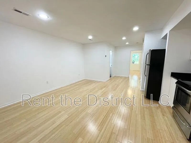 2 bed, 1.0 bath, 770 sqft, $1,900 — Photo 3