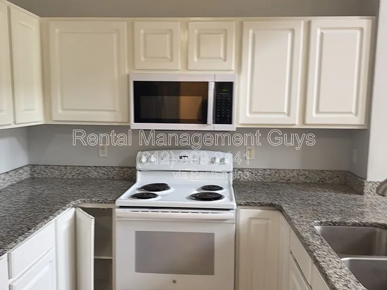 1013 Newport Ave — Photo 7