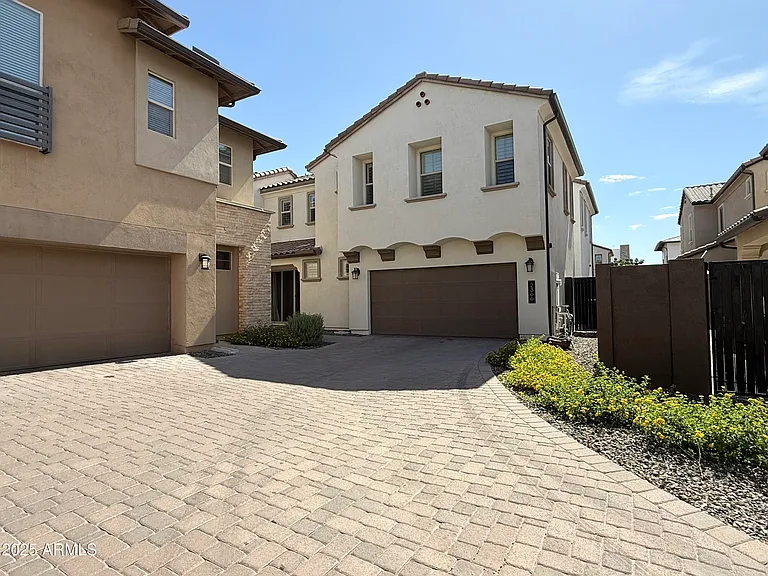 2366 W Gloria Ln — Photo 6