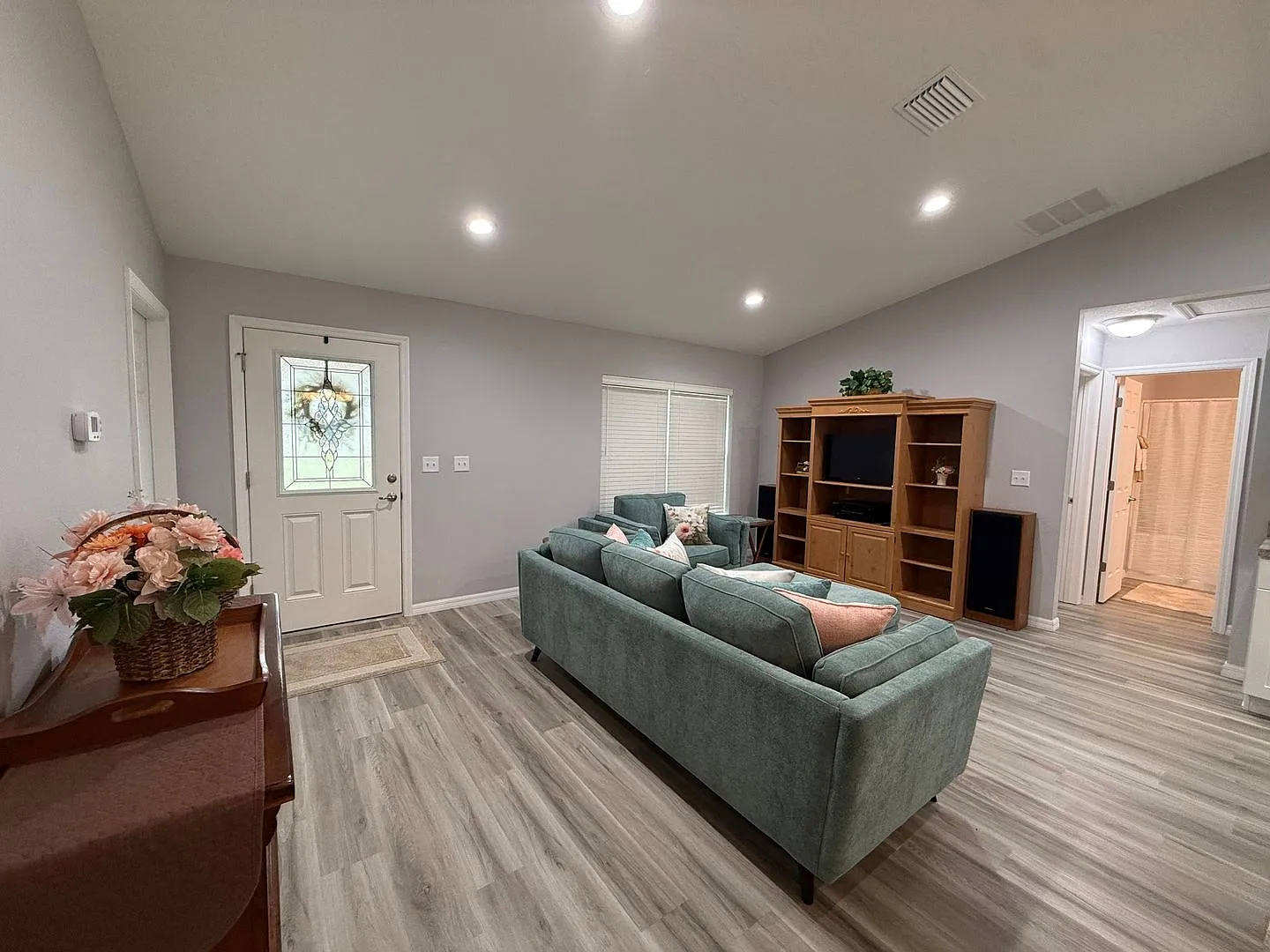 Beautiful 3-Bedroom, 2-Bath Home with Fenced Yard in Belleview Heights Estates! — Photo 3
