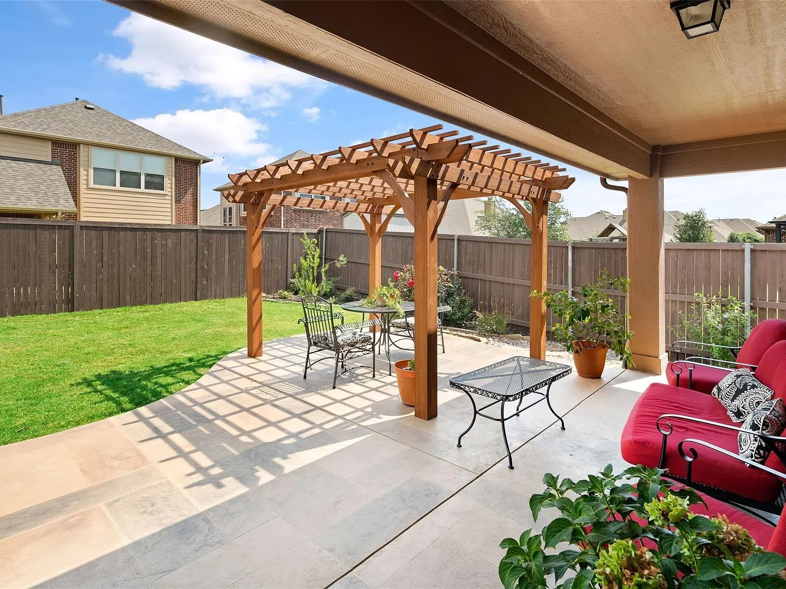 3 bed, 1843 sqft, $2,300 — Photo 2